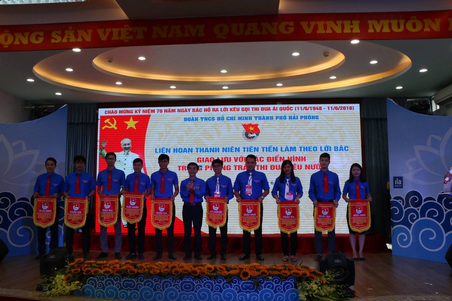 Trao Bang Khen Cho Ca Nhan Xuat Sac