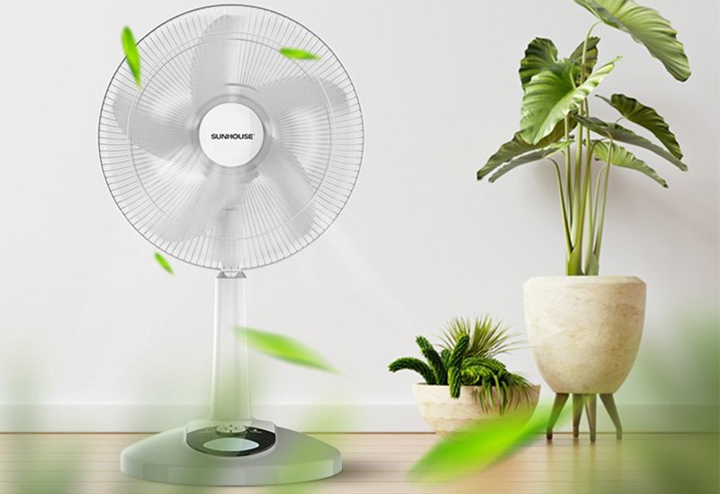 Giải đáp vừa dùng vừa sạc quạt tích điện có sao không?